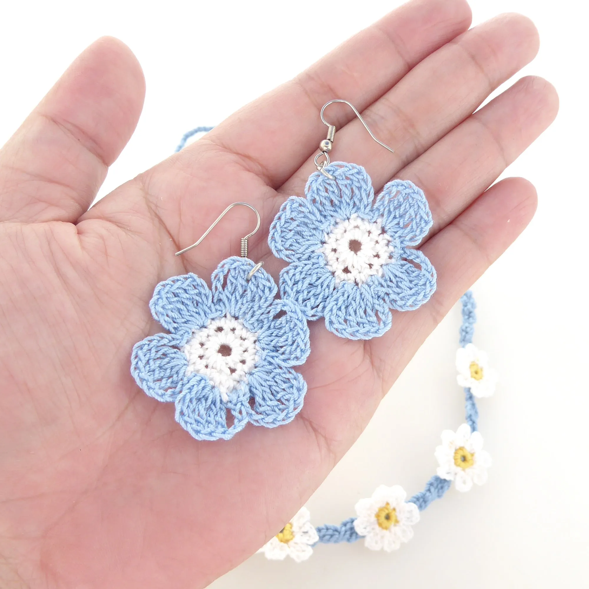 Blue and white daisy crochet set