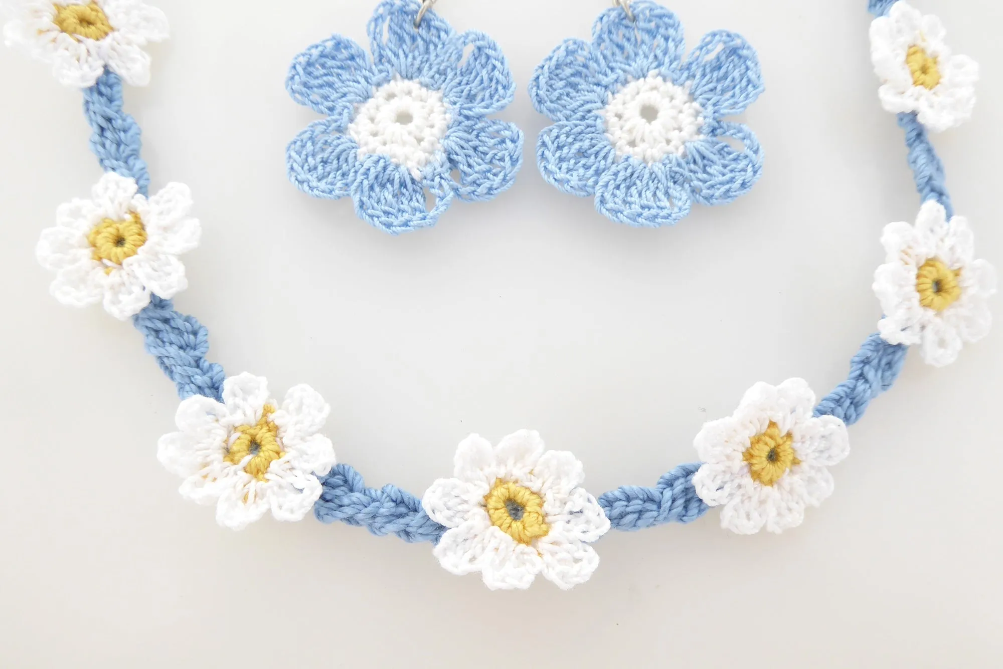 Blue and white daisy crochet set