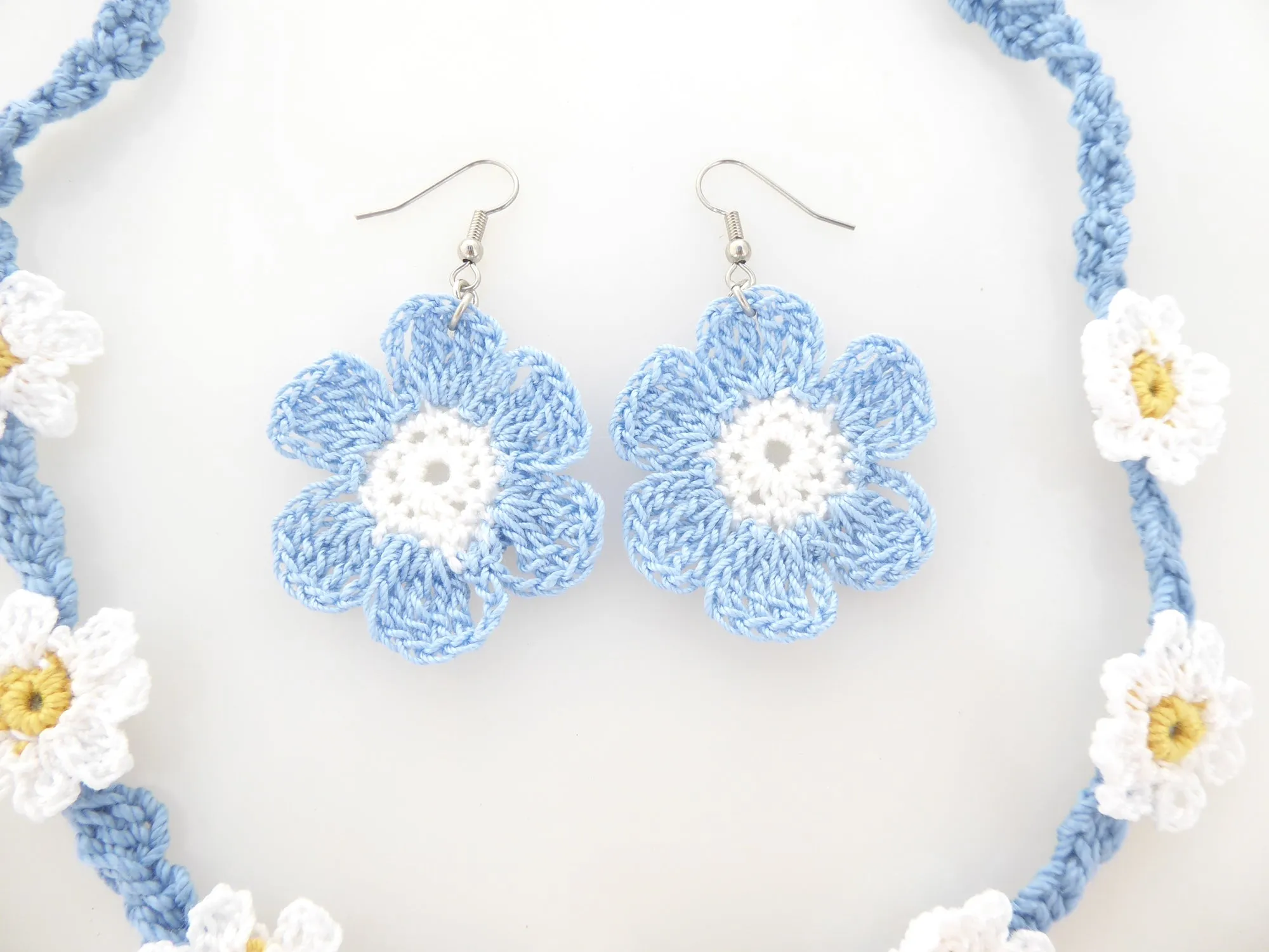 Blue and white daisy crochet set
