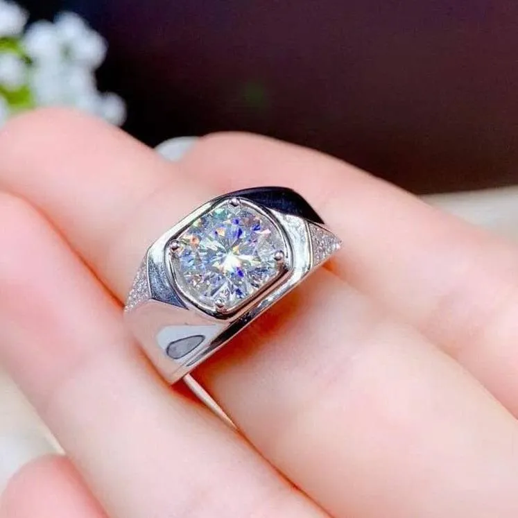 Exquisite Classic Diamond Ring