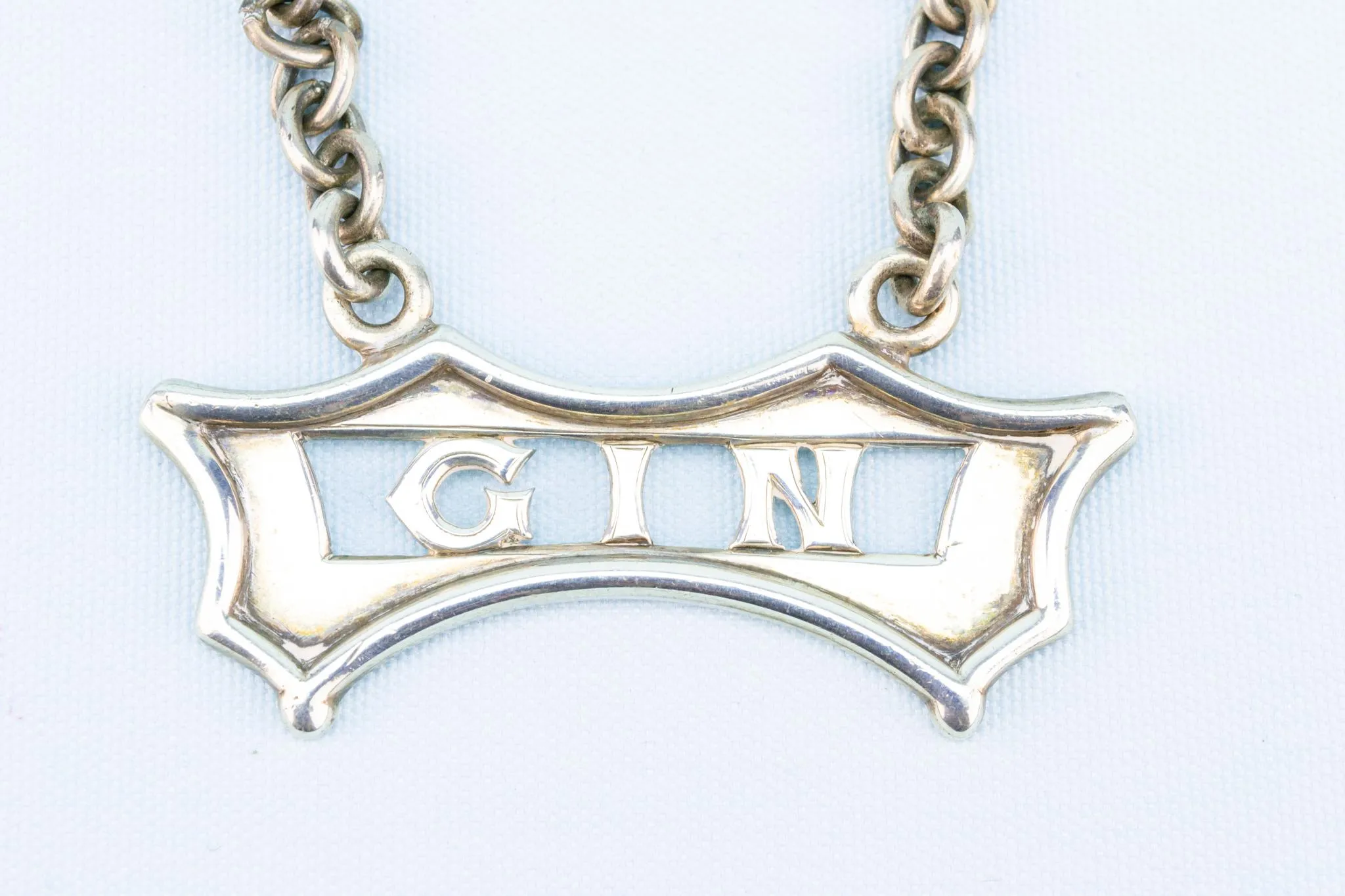 Gin Decanter Label in Silver, English 1903