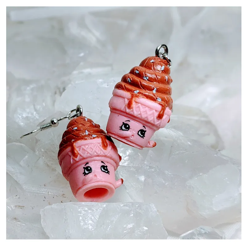 I Scream Earrings | Strawbphiazbling