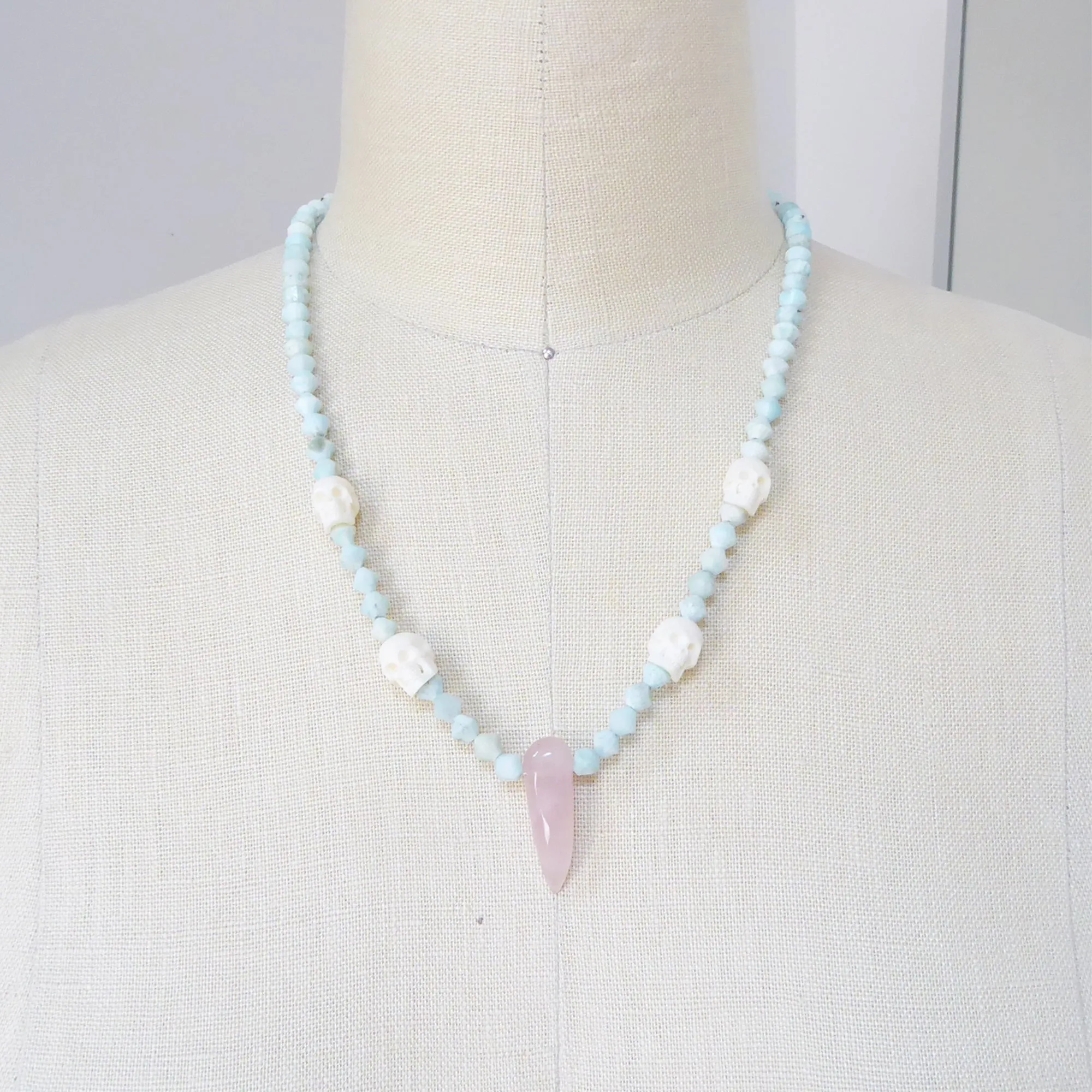 Rose quartz and carved skull necklace