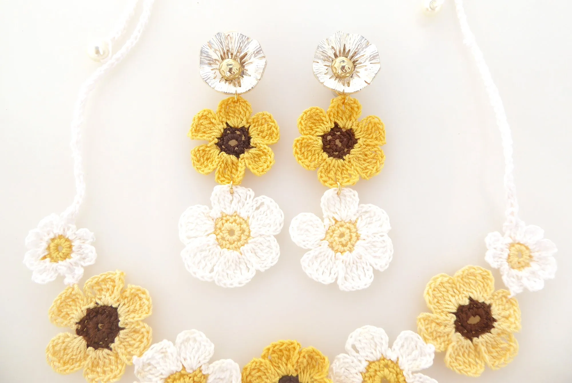Yellow and white daisy crochet set